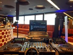 Žižkovská televizní věž - pohled z DJ stage umístěné u baru Oblaca