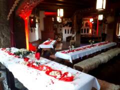 Hrad Červený Újezd - svatební tabelu a červené scénické nasvícení prostoru