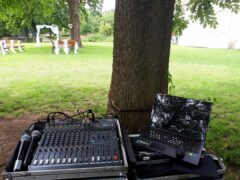 Hoffmanův dvůr - zvukařská technika v zahradě na ozvučení obřadu