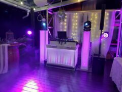 Hliněná Bašta - noční nasvícení prostoru DJ na svatbu