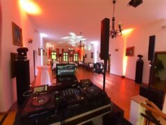 DJ na večírek - kompletní vyladění prostoru do požadovaných barev