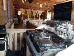 Statek Všetice - DJ stage ve velké svatební stodole