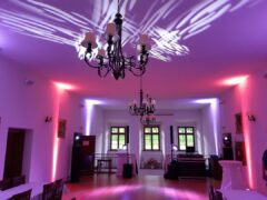 Vila Kajetánka - DJ stage v elegantní černé, ozvučení, osvětlení