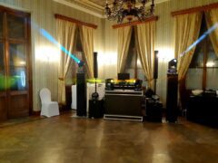 DJ na svatbu - černá a bílá varianta DJ stage s možností rozšíření světelné techniky