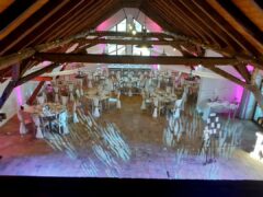 Dvůr Perlová voda - scénické nasvícení stěn sálu ve svatebních barvách